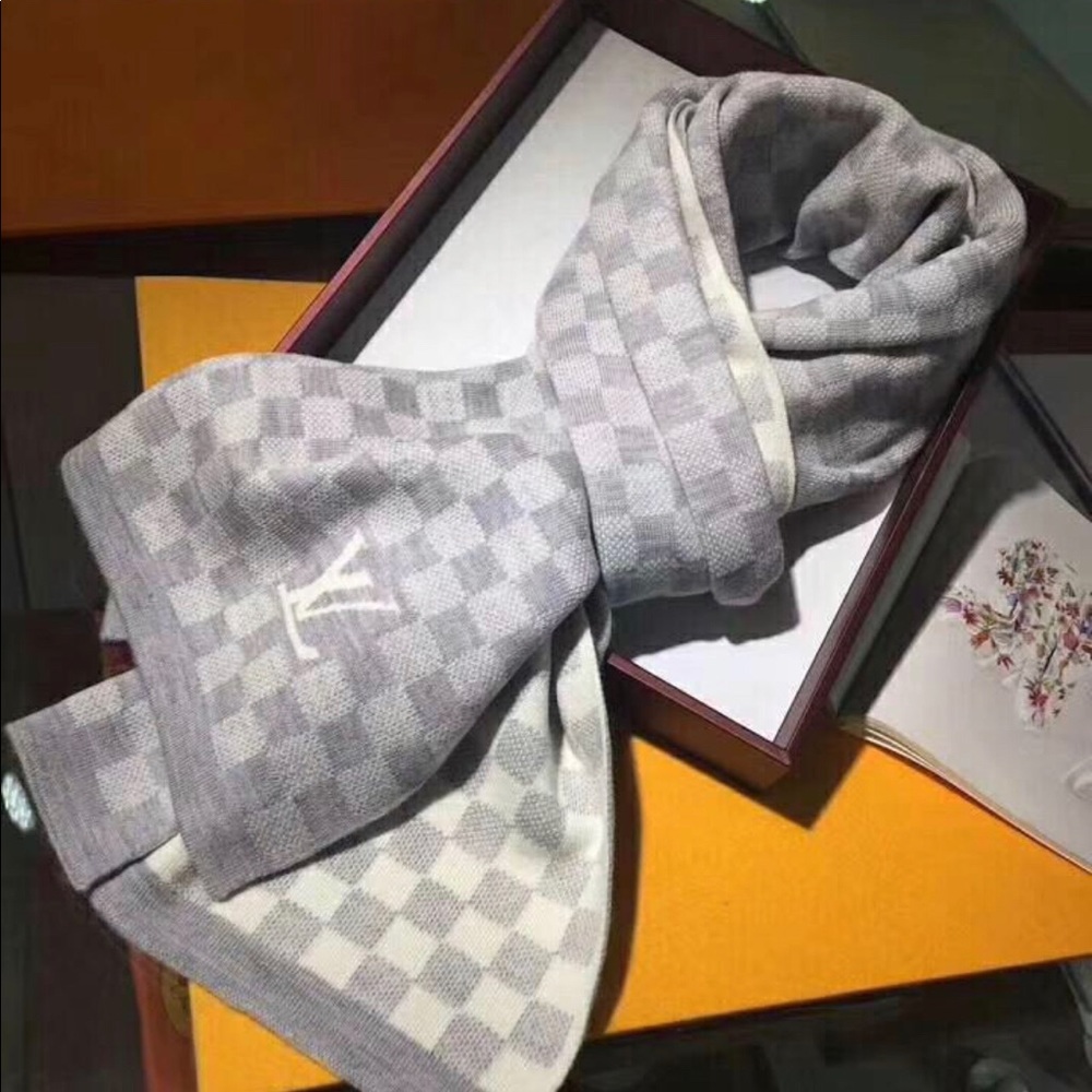 Brand new scarf LOUIS VUITTON